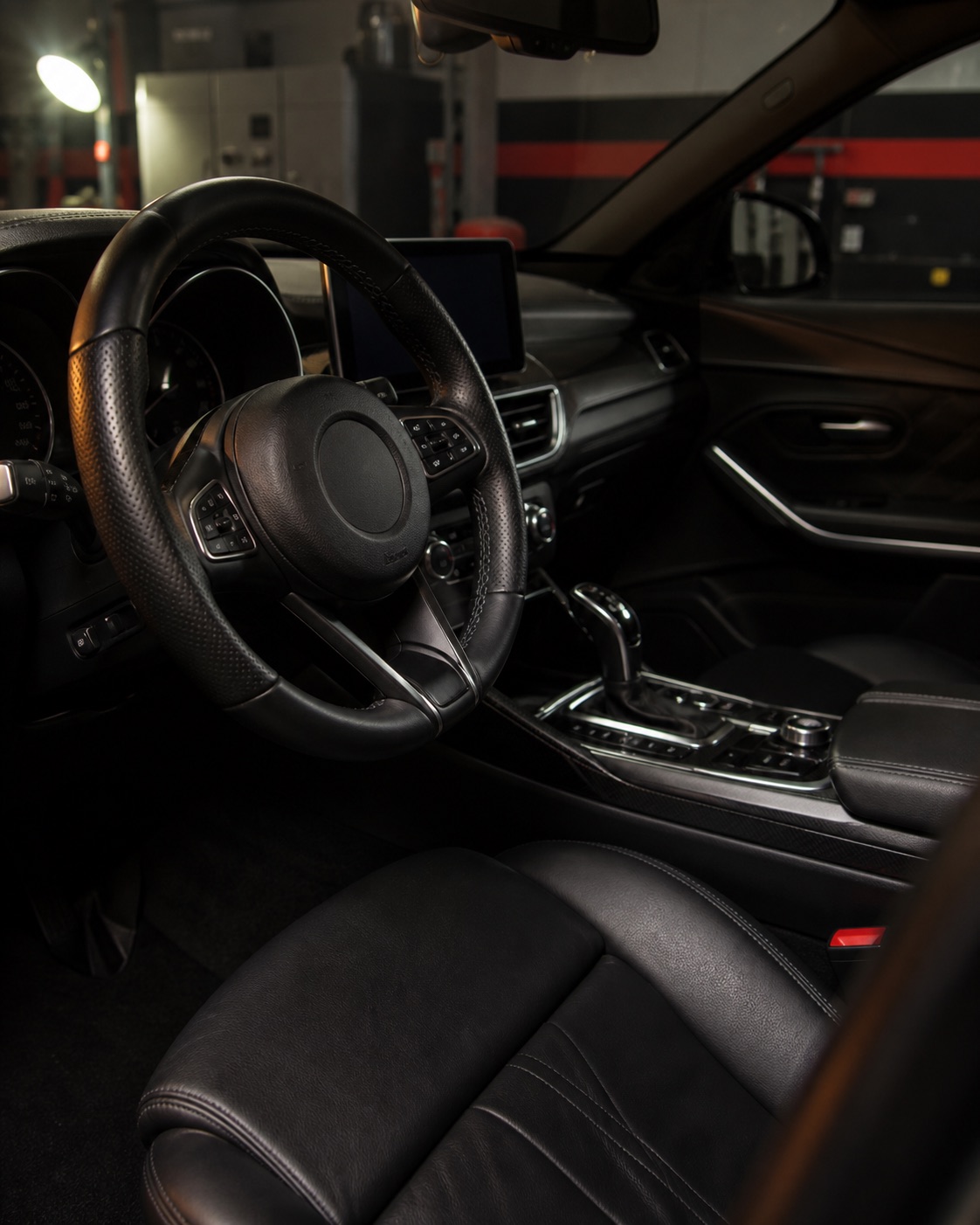 Interior limpio de un vehículo moderno dentro de un estudio automotriz